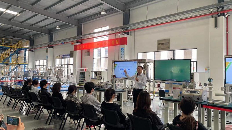防静电工程塑料：揭秘其在电子制造中的应用与选型**